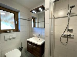 Ένα μπάνιο στο Apartment Barbara-1 by Interhome