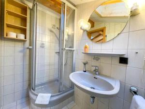 y baño con lavabo y ducha. en Apartment Fricken by Interhome en Farchant