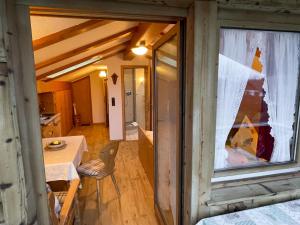 cocina y comedor con ventana grande en Apartment Fricken by Interhome en Farchant