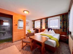 Habitación de hotel con cama y mesa en Holiday Home Willi - SOE425 by Interhome, en Sölden
