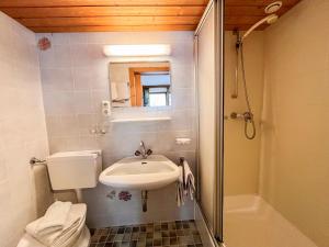 Kúpeľňa v ubytovaní Holiday Home Willi by Interhome