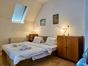 sypialnia z łóżkiem i dwoma ręcznikami na nim w obiekcie Apartment Klondajk by Interhome w mieście Harrachov