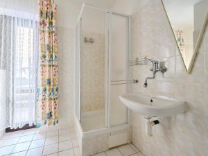 uma casa de banho com um lavatório e um chuveiro em Apartment Klondajk - HRA120 by Interhome em Harrachov