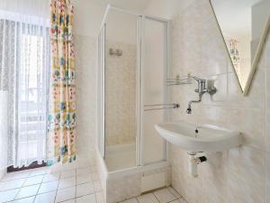 łazienka z umywalką i prysznicem w obiekcie Apartment Klondajk by Interhome w mieście Harrachov