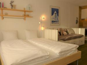 sala de estar con 2 camas y sofá en Apartment Select by Interhome, en Zermatt