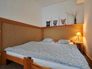 ein Schlafzimmer mit einem Bett mit zwei Hunden an der Wand in der Unterkunft Apartment Harrachovka - HRA102 by Interhome in Harrachov