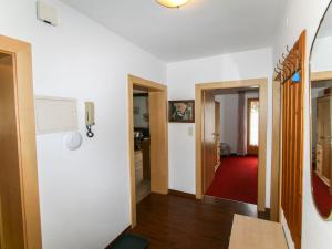 Telewizja i/lub zestaw kina domowego w obiekcie Apartment Sonnenheim-1 by Interhome