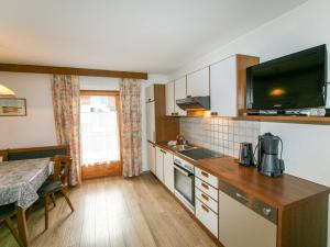 Kuchnia lub aneks kuchenny w obiekcie Apartment Sonnenheim-1 by Interhome