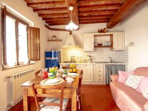 una piccola cucina con tavolo e divano di Apartment Giotto by Interhome a Montaione