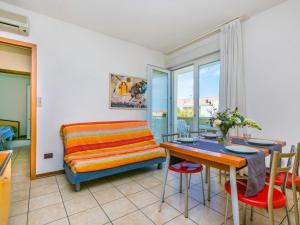 sala de estar con cama, mesa y sillas en Apartment Robinia-Pinetine-3 by Interhome, en Duna Verde