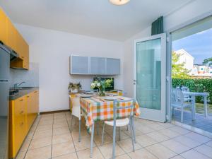 una cocina con mesa y mantel. en Apartment Robinia-Pinetine-4 by Interhome, en Duna Verde