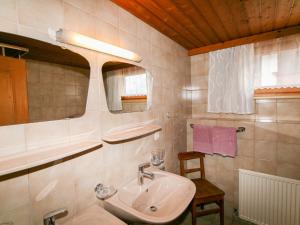 Kúpeľňa v ubytovaní Apartment Sonnenheim-2 by Interhome