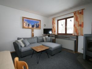 TV a/nebo společenská místnost v ubytování Chalet Amberg by Interhome