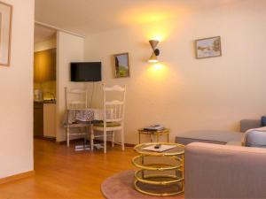 TV a/nebo společenská místnost v ubytování Apartment Milihaus A by Interhome