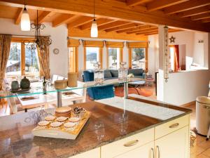 Il comprend une cuisine et un salon avec un comptoir. dans l'établissement Chalet Chalet Petit Pont by Interhome, à Villars-sur-Ollon