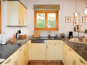 Kuchyň nebo kuchyňský kout v ubytování Chalet Chalet Petit Pont by Interhome