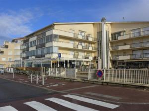 eine leere Straße vor einem Gebäude in der Unterkunft Apartment Le Grand Large by Interhome in Capbreton