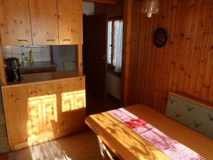 LangwiesにあるApartment Montana by Interhomeの木製の壁のキッチン、テーブルが備わります。