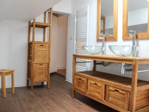 MaursにあるHoliday Home Passerat by Interhomeのバスルーム(シンク2台、木製キャビネット付)