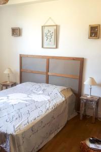 MaursにあるHoliday Home Passerat by Interhomeのベッドルーム1室(ベッド1台、ランプ付きテーブル2台付)
