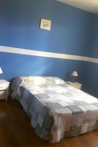 MaursにあるHoliday Home Passerat by Interhomeの青い壁のベッドルーム1室(ベッド1台付)