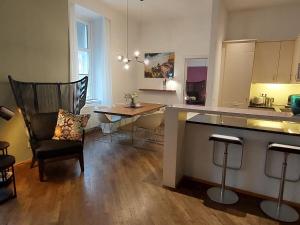 eine Küche und ein Wohnzimmer mit einem Tisch und einem Stuhl in der Unterkunft Apartment Inner City by Interhome in Wien