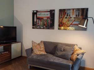 TV in/ali zabaviščno središče v nastanitvi Apartment Inner City by Interhome