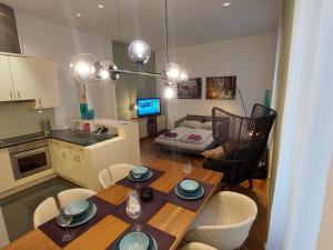 cocina y comedor con mesa y sillas en Apartment Inner City by Interhome, en Viena