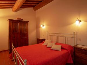 モンタイオーネにあるApartment Raffaello by Interhomeのベッドルーム1室(赤いベッド1台、枕2つ付)
