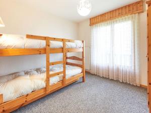 Ένα ή περισσότερα κρεβάτια σε δωμάτιο στο Apartment Hameau D4 by Interhome