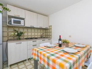 ビビオーネにあるHoliday Home Villaggio Sole B by Interhomeのキッチン(ワイン1本とテーブル付)