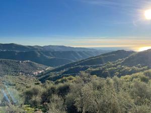 una vista su una valle con il sole nel cielo di Holiday Home Bellaria - VLO190 by Interhome a Lecchiore