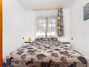 バラトンマーリアフュルドゥーにあるHoliday Home Maria by Interhomeのベッドルーム(キルト付きのベッド付)