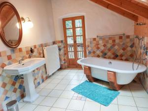 y baño con bañera y lavamanos. en Holiday Home Waldhaus by Interhome, en Fernsdorf