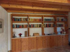 una estantería llena de libros en una habitación en Holiday Home Waldhaus by Interhome, en Fernsdorf