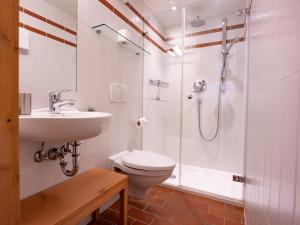 Koupelna v ubytování Apartment Chesa Cantieni by Interhome