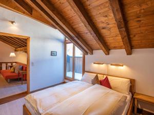 Un pat sau paturi într-o cameră la Apartment Chesa Cantieni by Interhome