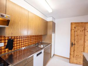 Kuchyň nebo kuchyňský kout v ubytování Apartment Chesa Clüs 6 by Interhome