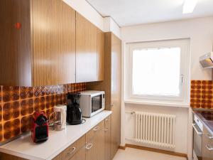 Kuchyň nebo kuchyňský kout v ubytování Apartment Chesa Clüs 6 by Interhome