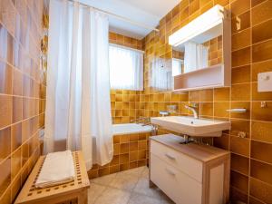 Koupelna v ubytování Apartment Chesa Clüs 6 by Interhome