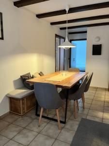 ズルレイにあるApartment Residenza Chesa Margun 13-4 by Interhomeのダイニングルーム(木製テーブル、椅子付)