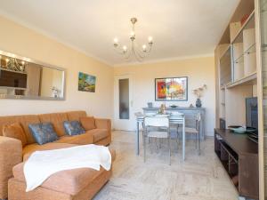 sala de estar con sofá y mesa en Apartment Le Grand Parc by Interhome, en Fréjus