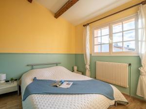 フレジュスにあるHoliday Home Les Troenes by Interhomeのベッドルーム1室(青い毛布、窓付)
