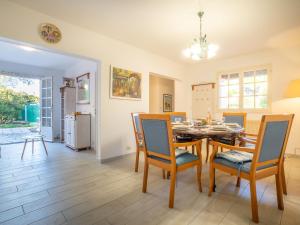 cocina y comedor con mesa y sillas en Holiday Home Les Troenes by Interhome en Fréjus