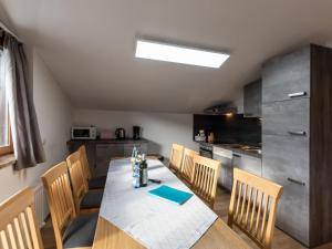 湖畔捷爾的住宿－Apartment Alpenchalets - ZSE203 by Interhome，厨房以及带桌椅的用餐室。