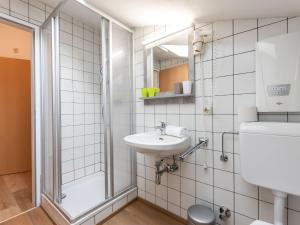 A bathroom at Apartment Alpenchalets-4 by Interhome