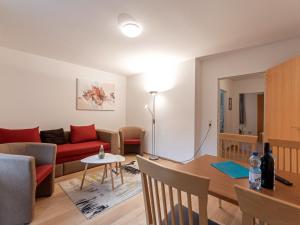 O zonă de relaxare la Apartment Alpenchalets - ZSE201 by Interhome