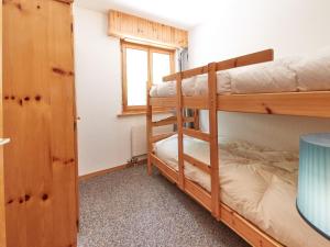 um quarto com 2 beliches e uma janela em Apartment Hameau D1 by Interhome em Les Collons