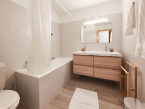 Ένα μπάνιο στο Apartment Hameau D1 by Interhome +8 φωτογραφίες