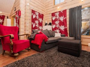 ein Wohnzimmer mit einer Couch und einem Sessel in der Unterkunft Holiday Home Ihtingin koskikara by Interhome in Ruka